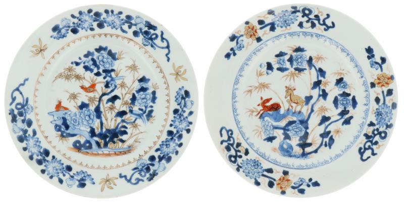 Een lot van twee porseleinen borden met gouden & rode motieven van vogels, herten en bloemen.