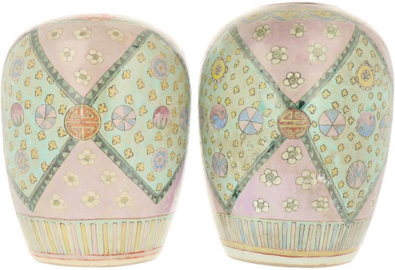 Een lot van twee porseleinen voorraadpotten met floraal decor. China, 20e eeuw.