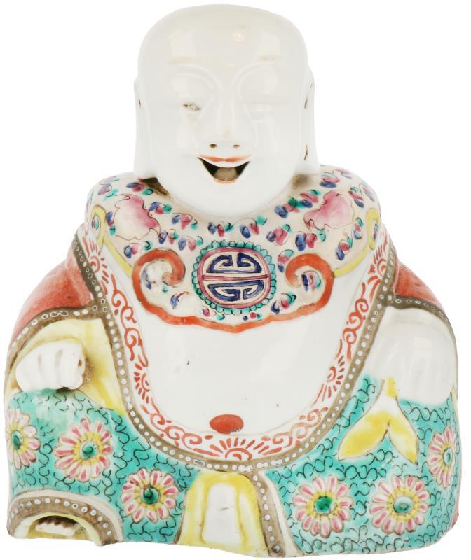 Een porseleinen floraal beschilderde Boeddha. China, 1e helft 20e eeuw.