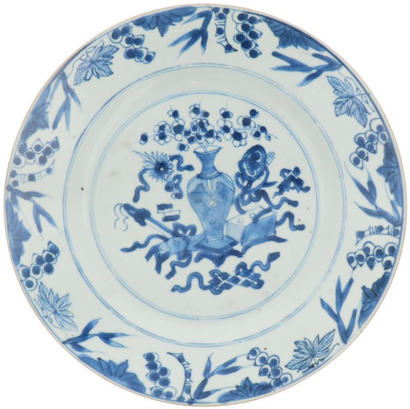 Een porseleinen bord met decor van o.a een vaas met bloemen. China, Qianlong.