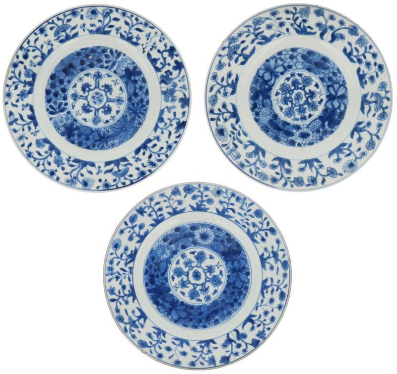 Een set van drie porseleinen borden met bloemendecor, gemerkt met een Ruit. China, Kangxi.