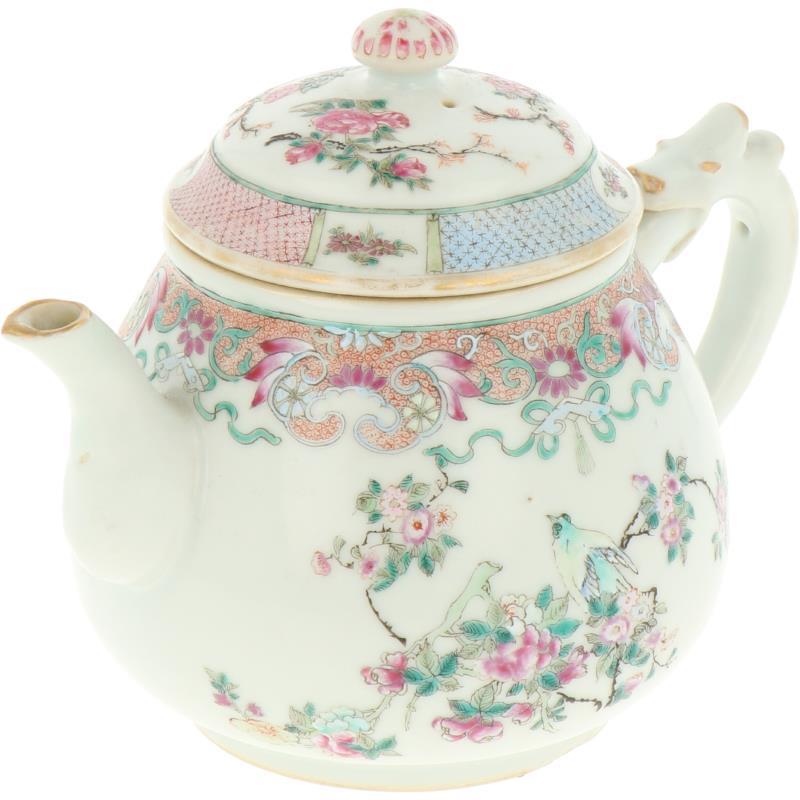 Een porseleinen theepot met famille rose decor. China, circa 1900.