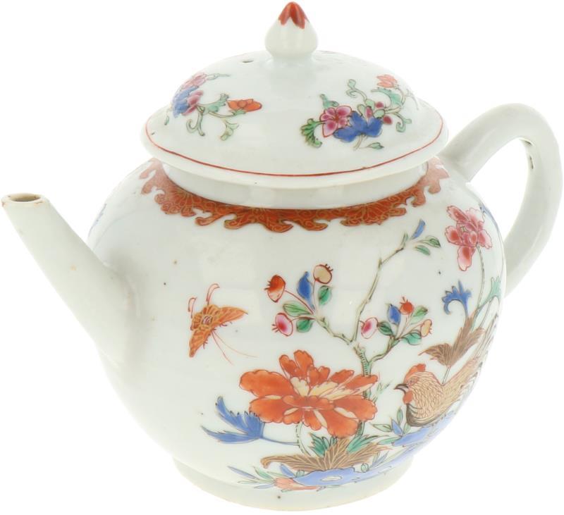 Een porseleinen theepot met famille rose decor. China,Yongzheng.