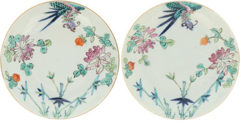 Een lot van twee porseleinen bordjes met decor van bloemen en een fenix, gemerkt Qianglong. China, 19e eeuw.