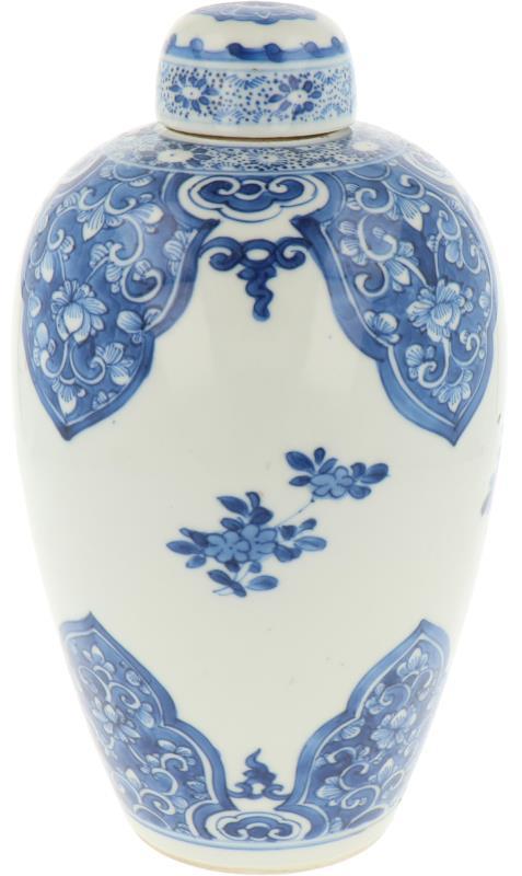 Een porseleinen voorraadpot met bloemendecor. China, Kangxi.