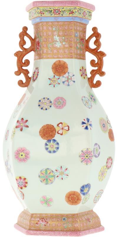 Een porseleinen vaas met floraal decor, gemerkt Qianglong. China, 2e helft 20e eeuw.