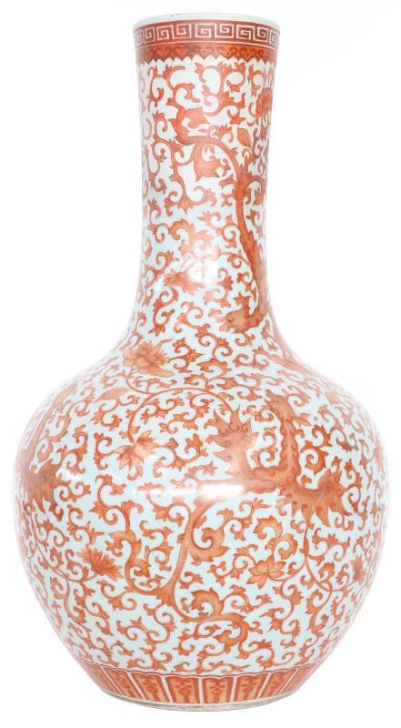 Een porseleinen Tianqiuping vaas met iron red decor. China, 19e eeuw.