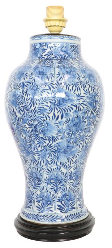 Een porseleinen lampvoet met bloemendecor in vakverdeling. China, Kangxi.