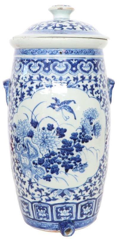 Een porseleinen waterreservoir met bloemendecor. China, 19e eeuw.