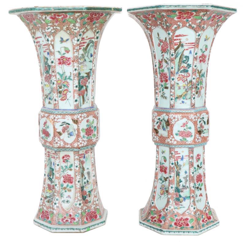Een set van twee porseleinen kraagvazen met Famille rose decor in vakverdeling. China, Yongzheng.
