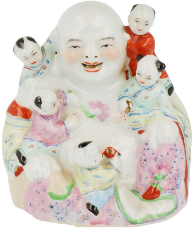 Een porseleinen Boeddha met kindjes. China midden 20e eeuw.