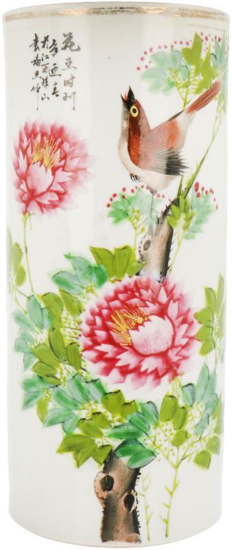 Een porseleinen brushpot met decor van een zingende vogel op een tak. China, eind 19e eeuw.
