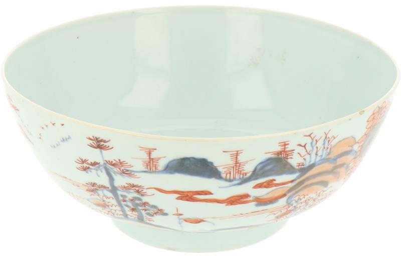 Een grote porseleinen kom met Imari decor. China, 18e eeuw.