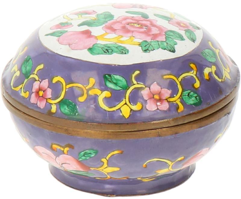 Een emaille dekseldoosje beschilderd met bloemen. China,20e eeuw.