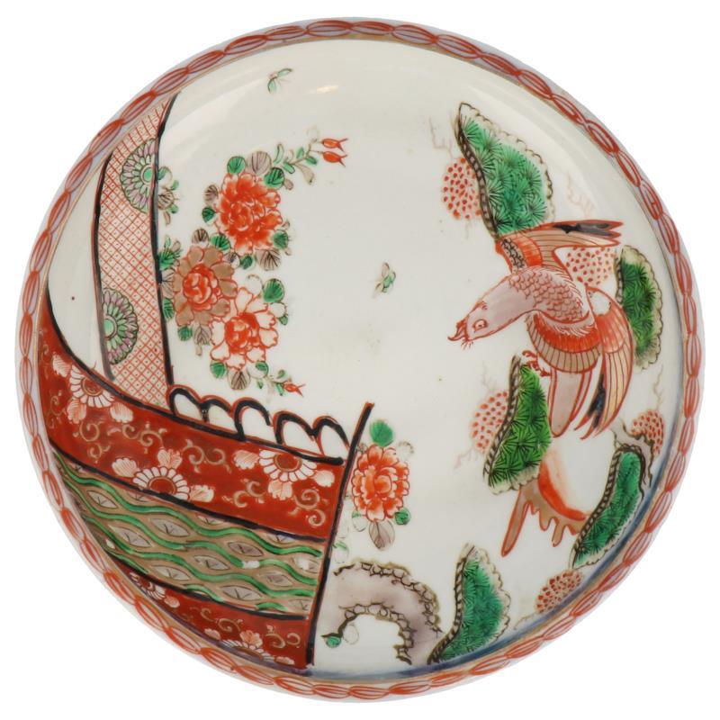 Een porseleinen schaal met floraal decor. Japan, 1e helft 20e eeuw.