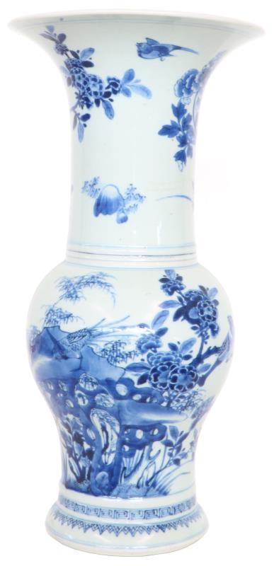 Een porseleinenen Yen Yen vaas met blauw floraal decor. China, Kangxi.