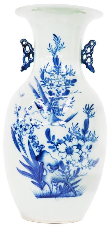Een porseleinen balustervaas met decor van bloemen en vogels. China, 2e helft 20e eeuw.