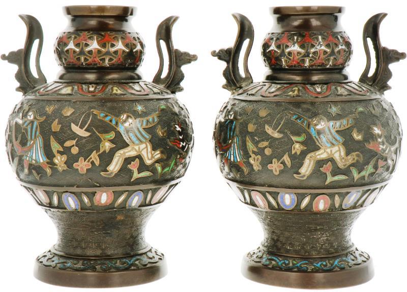 Een stel bronzen cloisonné vazen. China, 19e eeuw.
