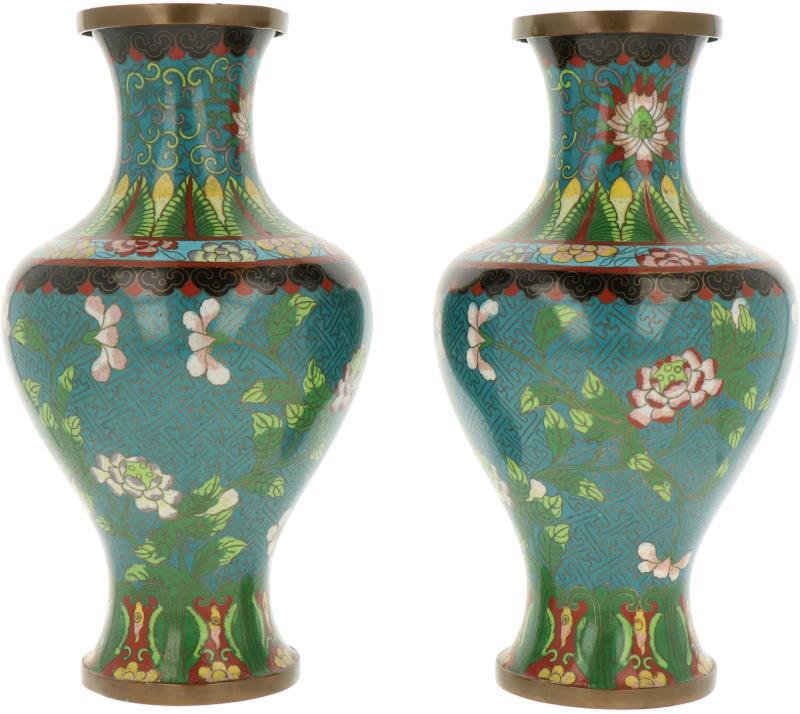 Een stel cloisonné vazen. China, 20e eeuw.