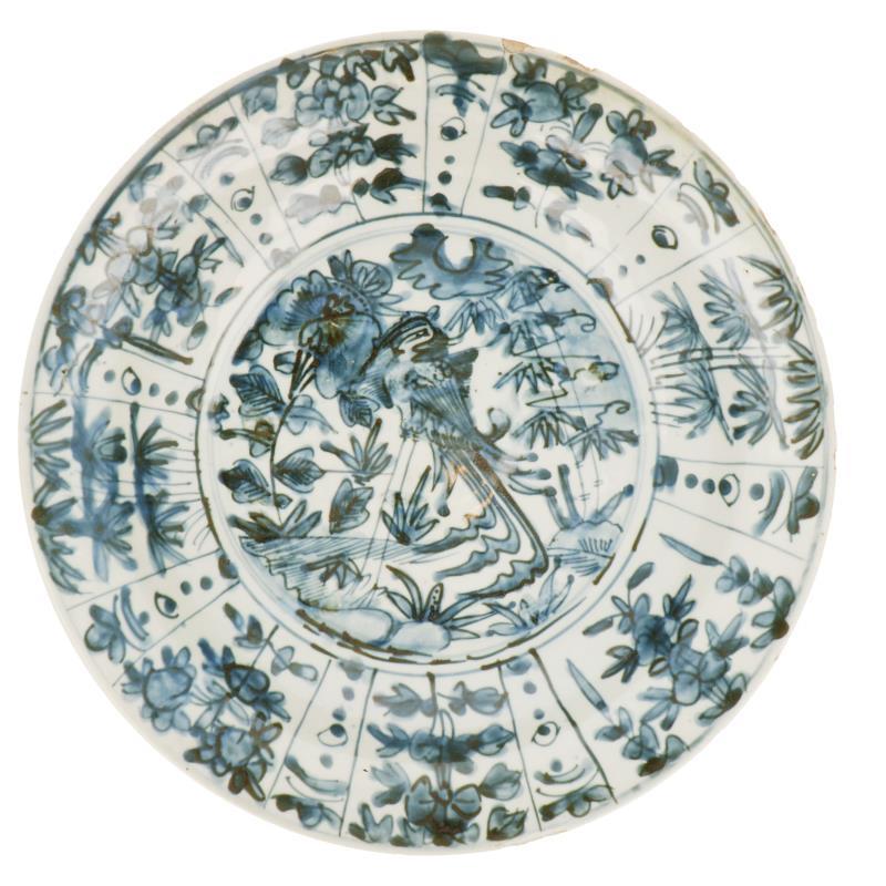 Een porseleinen schotel met onder andere bloemendecor in vakverdeling. China, Ming.