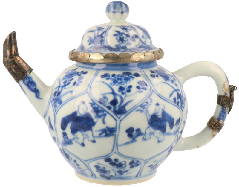 Een porseleinen theepot met decor van bloemen en zotjes in vakverdeling, China, Kangxi.