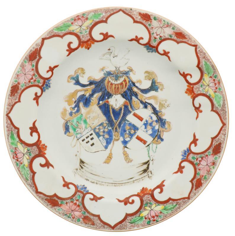 Een porseleinen schotel met Famille rose decor, wapen van de familie Nolthenius. China, Qianglong.