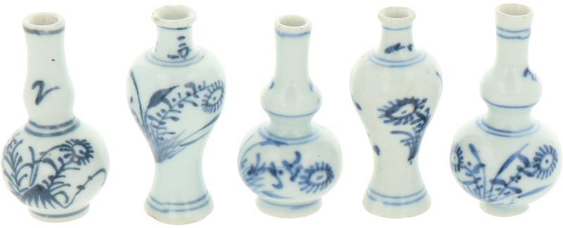 Een lot van vijf miniatuurvaasjes. China, Kangxi.