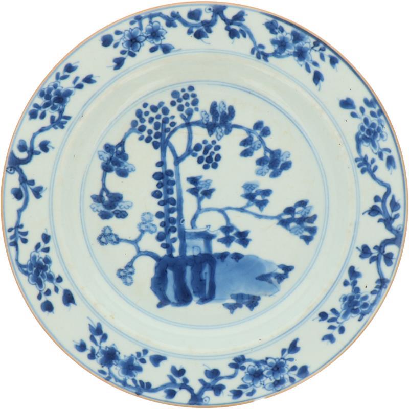Een porseleinen bord met bloemendecor. China, Qianglong.