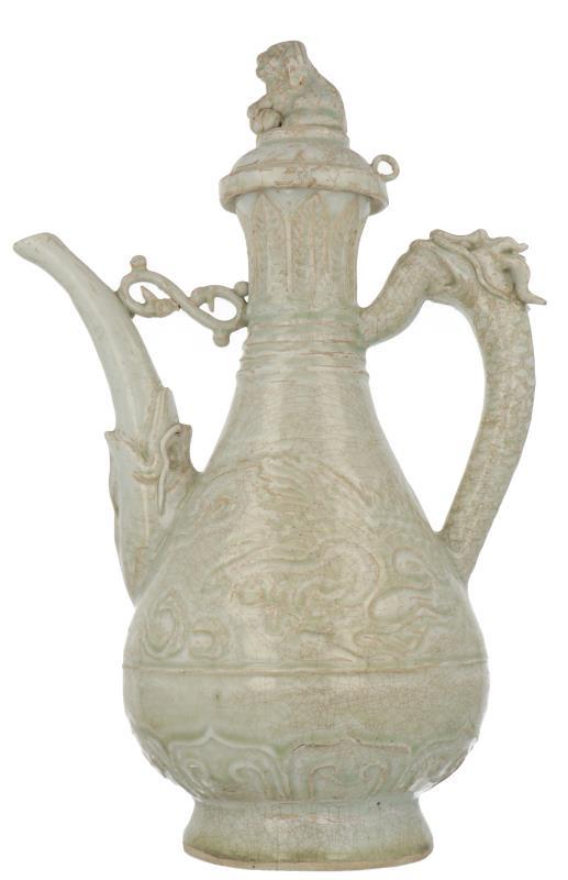Een celadon kleurige schenkkan met een foo dog op de deksel en een draak als heft. China, 19e eeuw of vroeger.