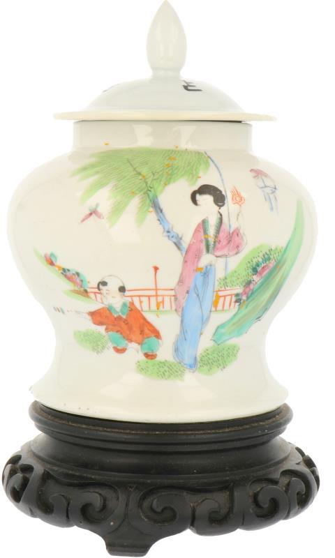 Een porseleinen dekselvaas met decor van een Chinese dame met kind. China, eind 19e eeuw.