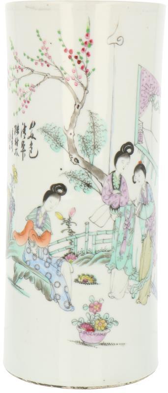 Een porseleinen brushpot met decor van Chinese dames. China, eind 19e eeuw.