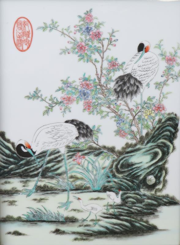 Een porseleinen tableau met decor van kraanvogels in landschap. China, midden 20e eeuw.