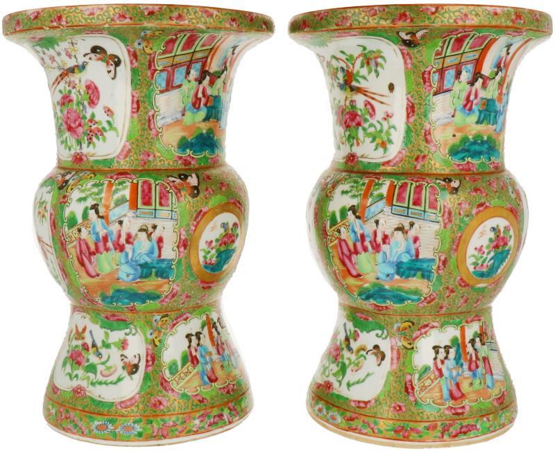 Een set van twee porseleinen YenYen vazen met Kanton decor. China, 19e eeuw.