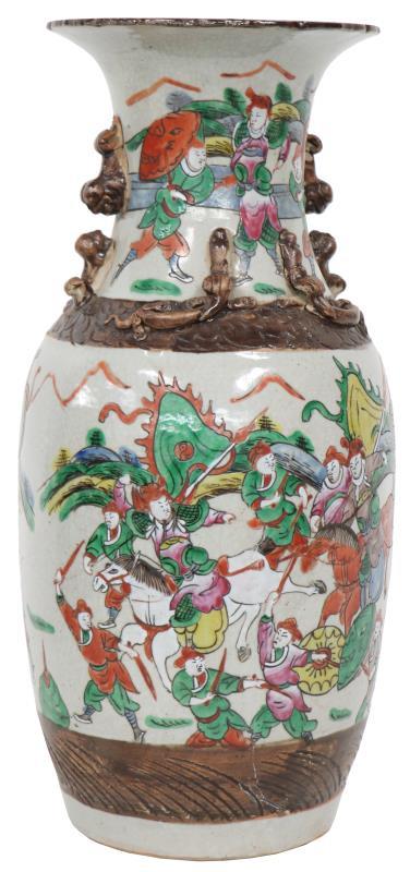 Een aardewerk Nanking vaas met decor van strijders. China, eind 19e eeuw.