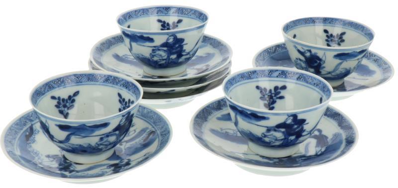 Een lot porseleinen kop en schotels. Joosje te paard. Gemerkt met Chenghua. China, 19e eeuw.