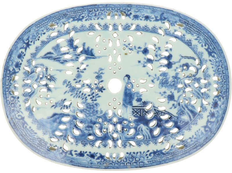 Een porseleinen treef met Chinees decor. China, Qianglong.