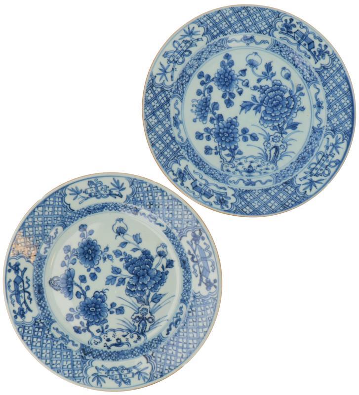 Een set van twee porseleinen borden met bloemen decor. China, Qianlong.