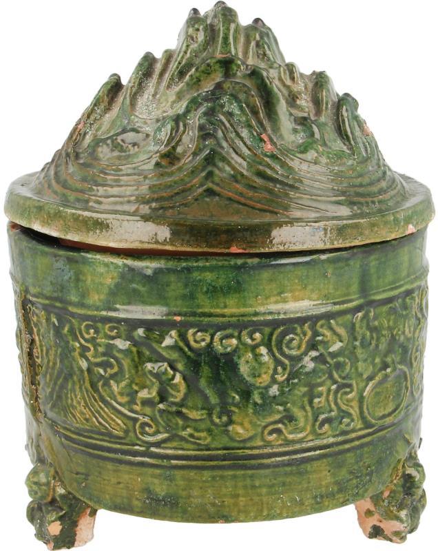 Een groen geglazuurd aardewerk wierookbrander met op de rand en poten dierlijke figuren. Naar antiek voorbeeld.
