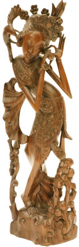 Een palissanderhouten snijwerk van een danseres met vogel. Bali, 2e helft 20e eeuw.