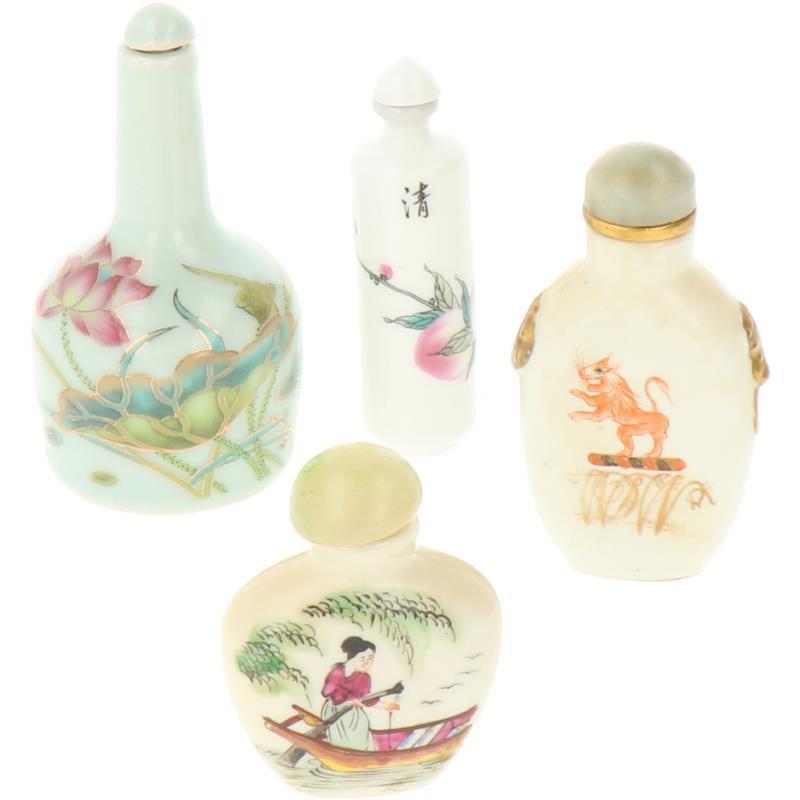 Een lot van vier porseleinen snuff bottles. China, 2e helft 20e eeuw.