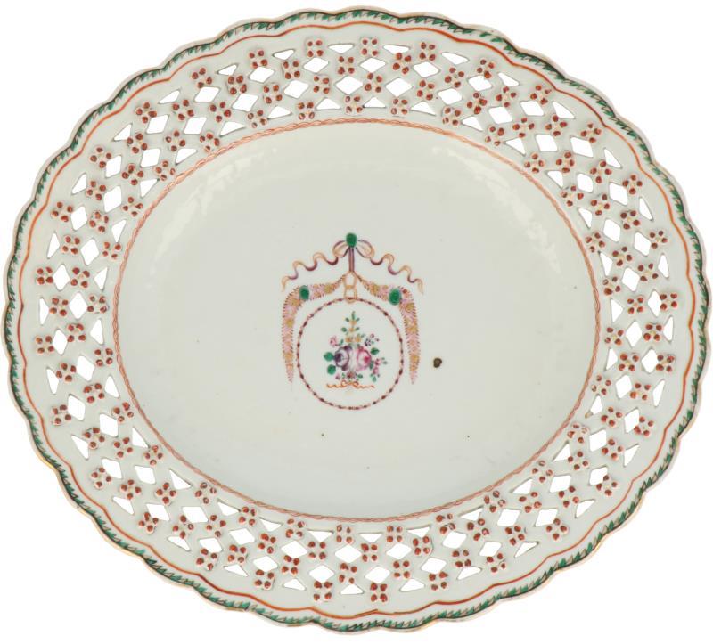 Een porseleinen Chine de Commande schaal met azur decor. China, Qianglong.
