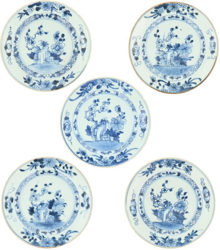 Een lot van vijf porseleinen bordjes met bloemendecor. China, 18e eeuw.