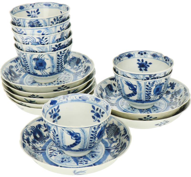 Een set van acht kop en schotels met vissendecor. China, Kangxi.