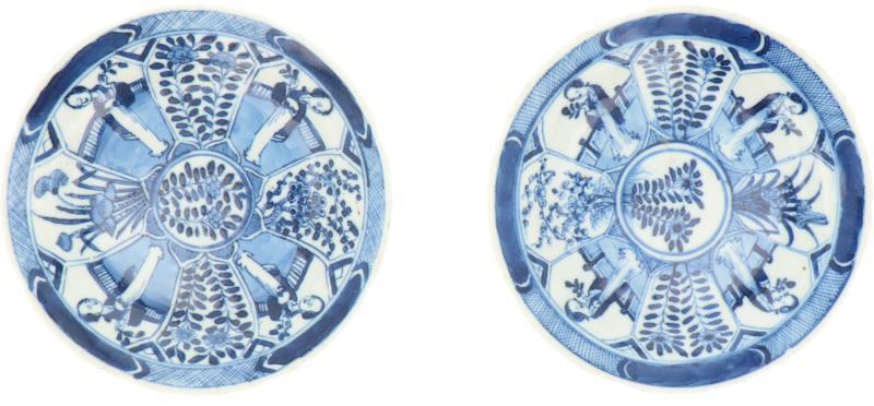 Een set van twee porseleinen bordjes met decor van lange lijzen in vakverdeling. China, 19e eeuw.