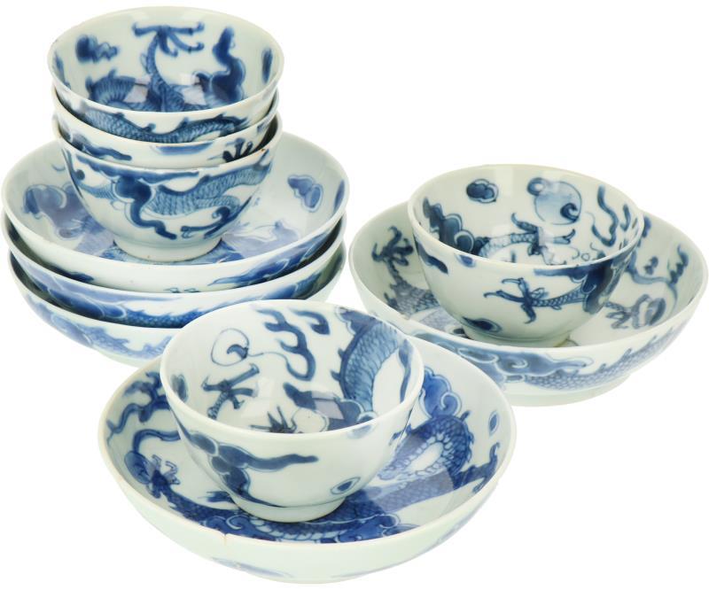 Een set van vijf porseleinen kop en schotels met blauw decor van draken. China, 18e eeuw.