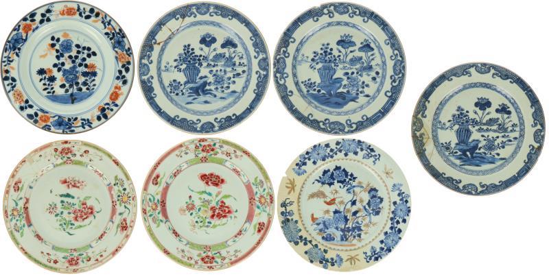 Een lot van zeven porseleinen borden met onder anderen Famille rose decor. China, 18e eeuw.
