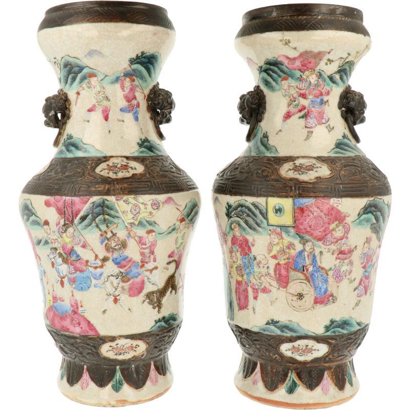 Een set van twee vazen in Nanking aardewerk. China, 19e eeuw.