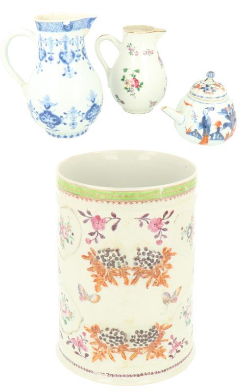 Een lot porseleinen voorwerpen w.o. een theepot. China 18e/19e eeuw.