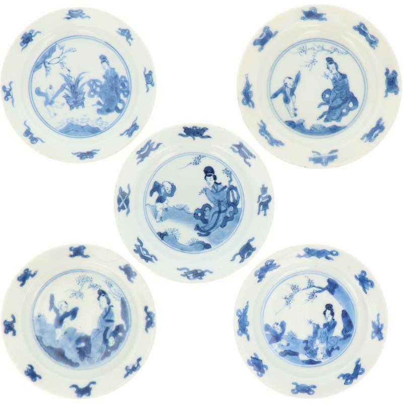 Een lot van vijf porseleinen bordjes met decor van lange lijzen en spelende zotjes. China, Kangxi.