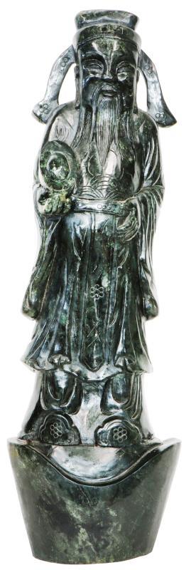 Een nifriet sculptuur in de vorm van een wijsgeer. China, tweede helft 20e eeuw.